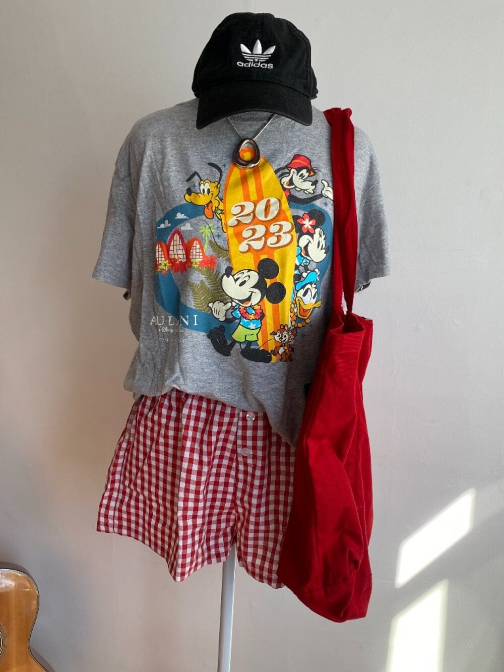 RARE Exclusive Disney Aulani Resort 2023 Size L Graphic T-Shirt